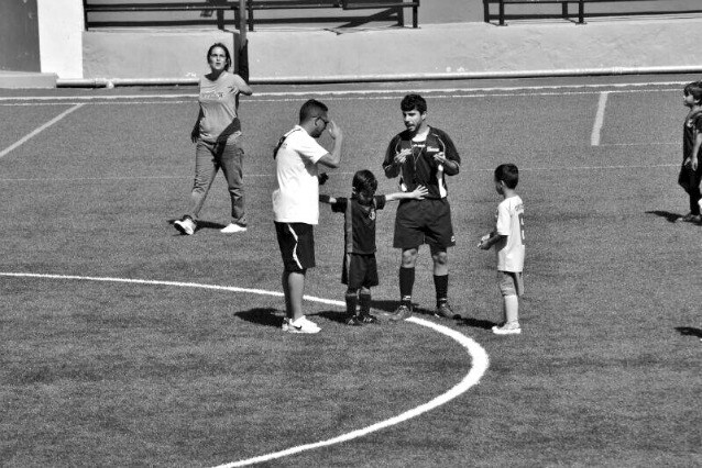 il bimbo che separa i litiganti in campo