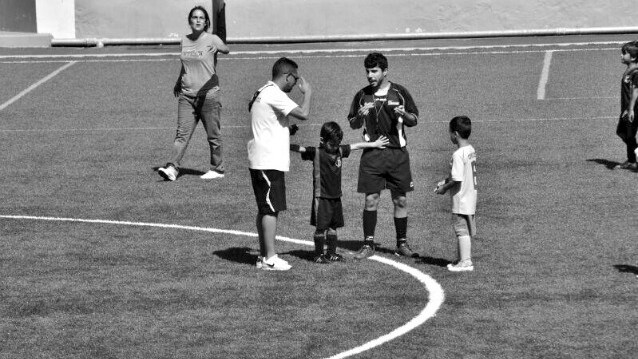 il bimbo che separa i litiganti in campo