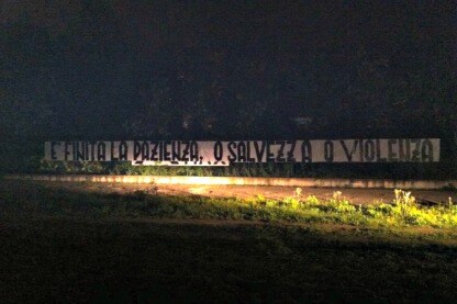 lo striscione dei tifosi