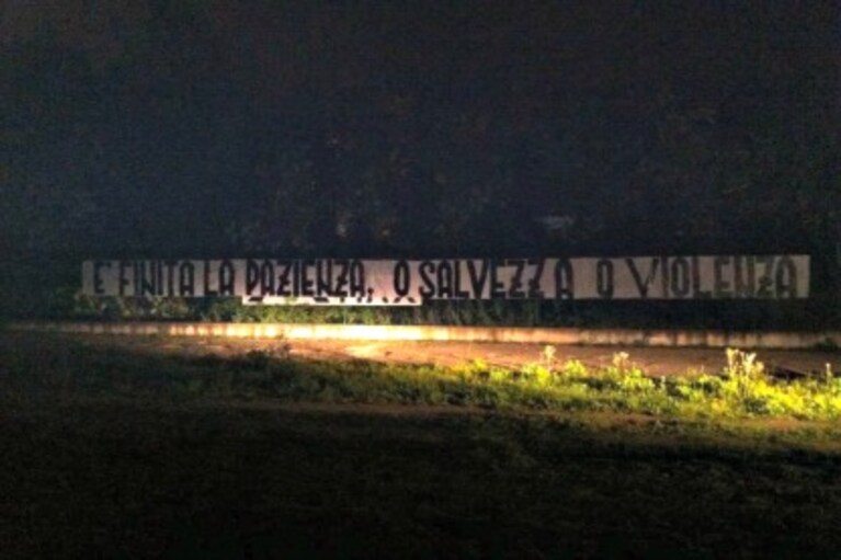 lo striscione dei tifosi