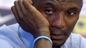 Eric Abidal in lacrime annuncia l'addio al Barcellona