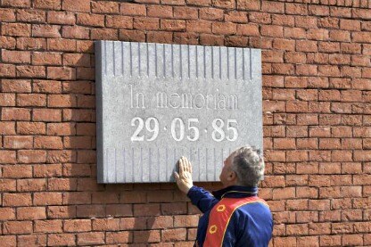 la lapide in memoria dell'heysel