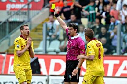 l'arbitro ammonisce un calciatore del livorno