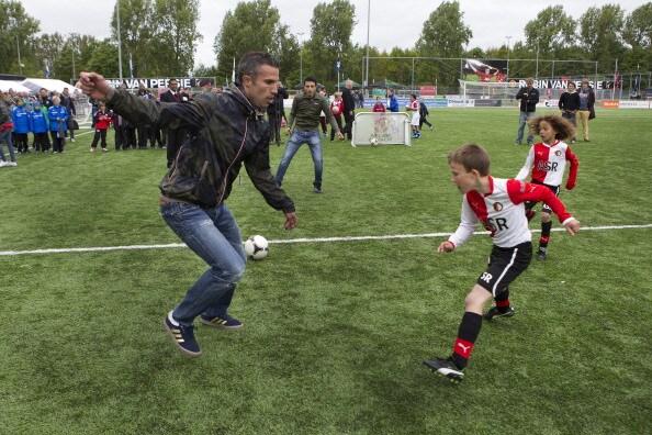 van persie in azione coi bimbi