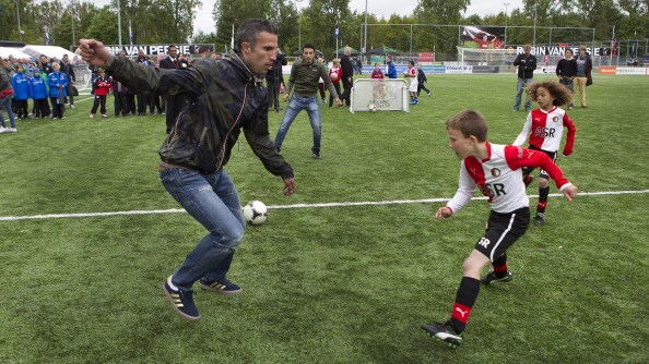 van persie in azione coi bimbi