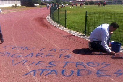 le scritte offensive sulla pista d'atletica