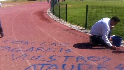 le scritte offensive sulla pista d'atletica