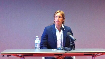 massimo ambrosini nella sala a san siro