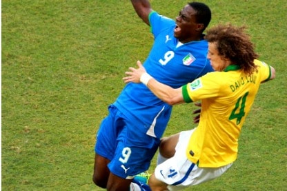 balotelli affrontato da david luiz