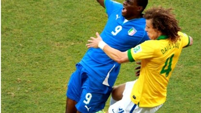 balotelli affrontato da david luiz