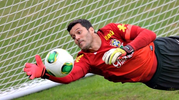 julio cesar tra i pali del brasile