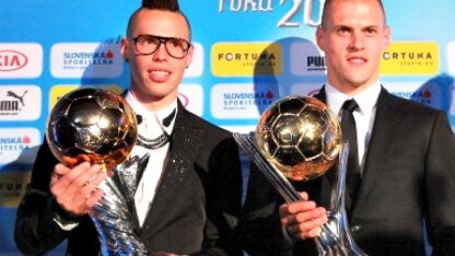 hamsik e il difensore del liverpool skrtel