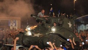 alla festa della dea un gruppo di tifosi, migliaccio e stromberg, sono saliti a bordo del blindato che ha travolto un auto con i colori della roma