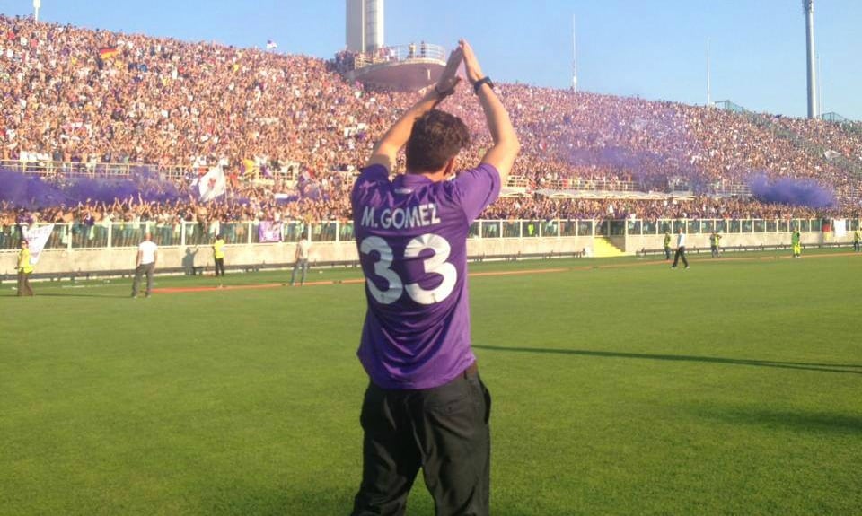 mario gomez saluta i tifosi del Franchi
