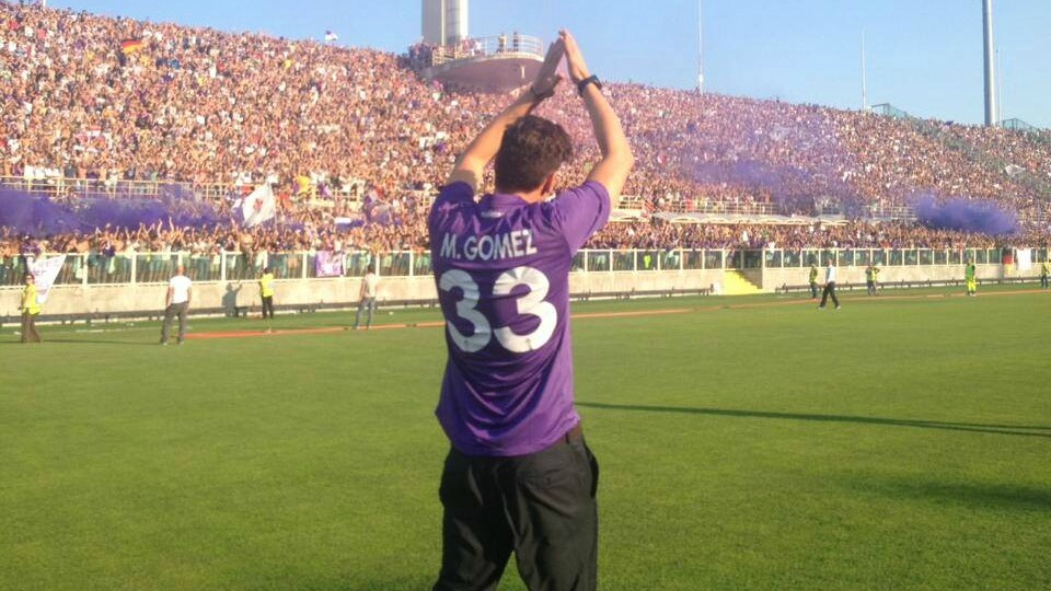 mario gomez saluta i tifosi del Franchi