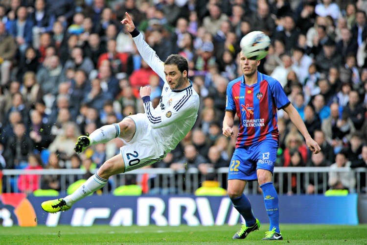 gonzalo higuain in azione