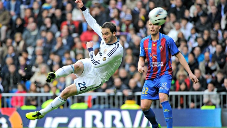 gonzalo higuain in azione