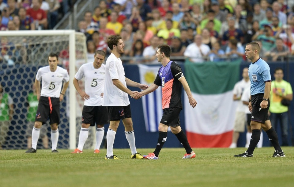 messi stringe la mano a Eliason