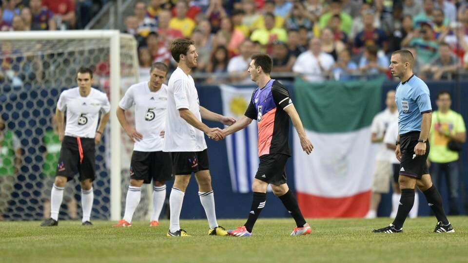 messi stringe la mano a Eliason