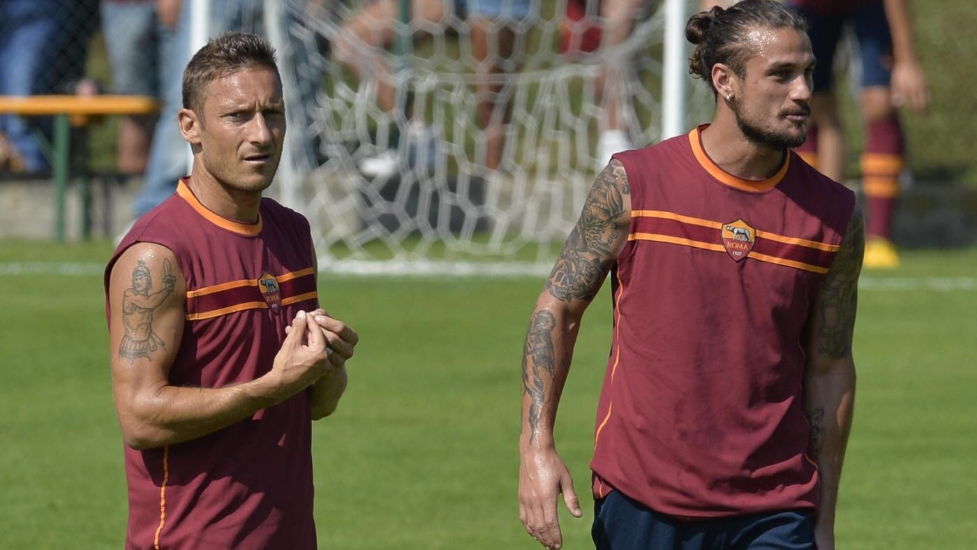 Osvaldo ringrazia Totti su Twitter: "Il tuo è un gesto da grande capitano"