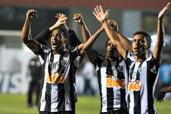 ronaldinho esulta