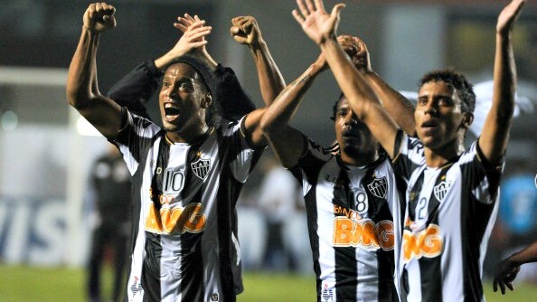 ronaldinho esulta