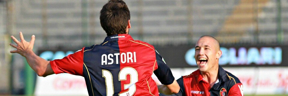 il difensore e il centrocampista del cagliari