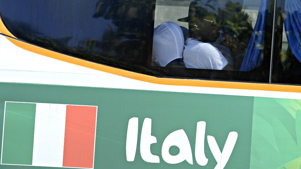balotelli sul bus della nazionale