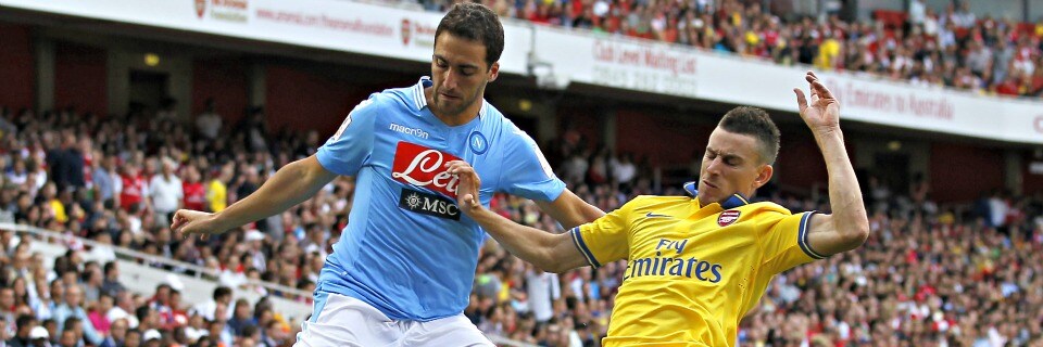 higuain in azione contro l'arsenal