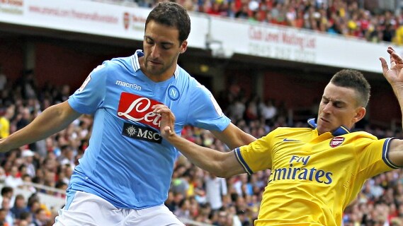 higuain in azione contro l'arsenal