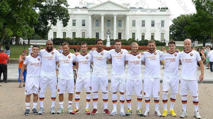la squadra della roma davanti alla casa bianca