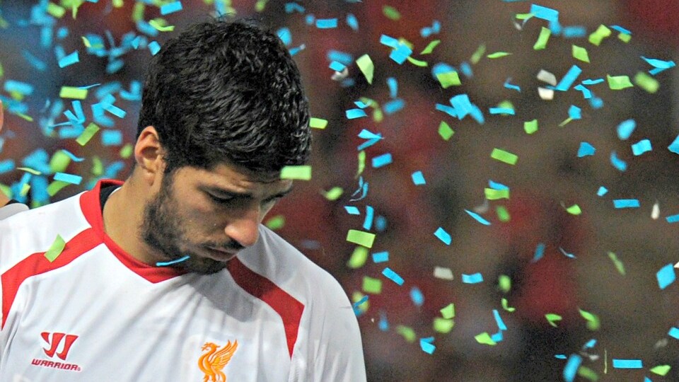 luis suarez saluta il liverpool