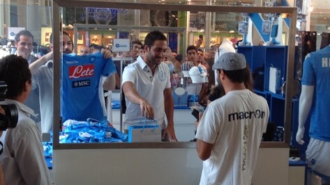 higuain al centro commerciale campania