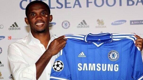 samuel eto'o con la maglia del chelsea