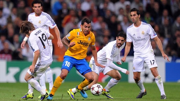 Tevez circondato dai giocatori del Real