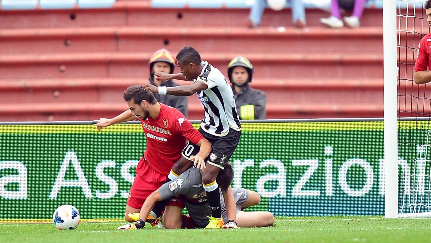 Il ‘Mago’ Maicosuel è uno dei pochi calciatori presi dall’Udinese che non è riuscito a sfondare in Serie A. Nonostante ciò il brasiliano è un giocatore che ha tantissimo mercato in patria. Il sito ‘Lancenet’ sostiene che addirittura quattro squadre, tre brasiliane e una messicana, si siano fatte avanti con la famiglia Pozzo. La squadra più interessata a Maicosuel, che in Serie A è sceso in campo una ventina di volte ed ha realizzato appena tre reti, è il Corinthians, che vorrebbe, però, prendere solo una metà del cartellino.