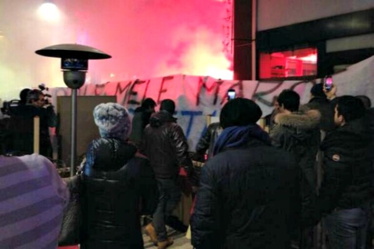 I tifosi sotto la sede inter