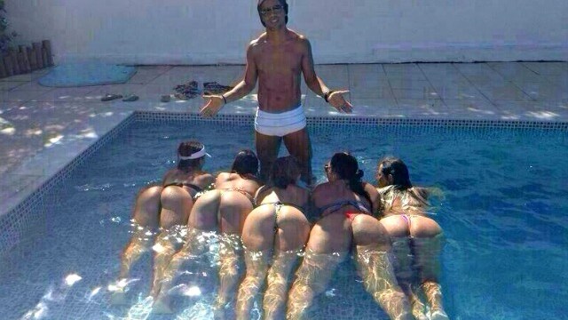 ronaldinho_piscina