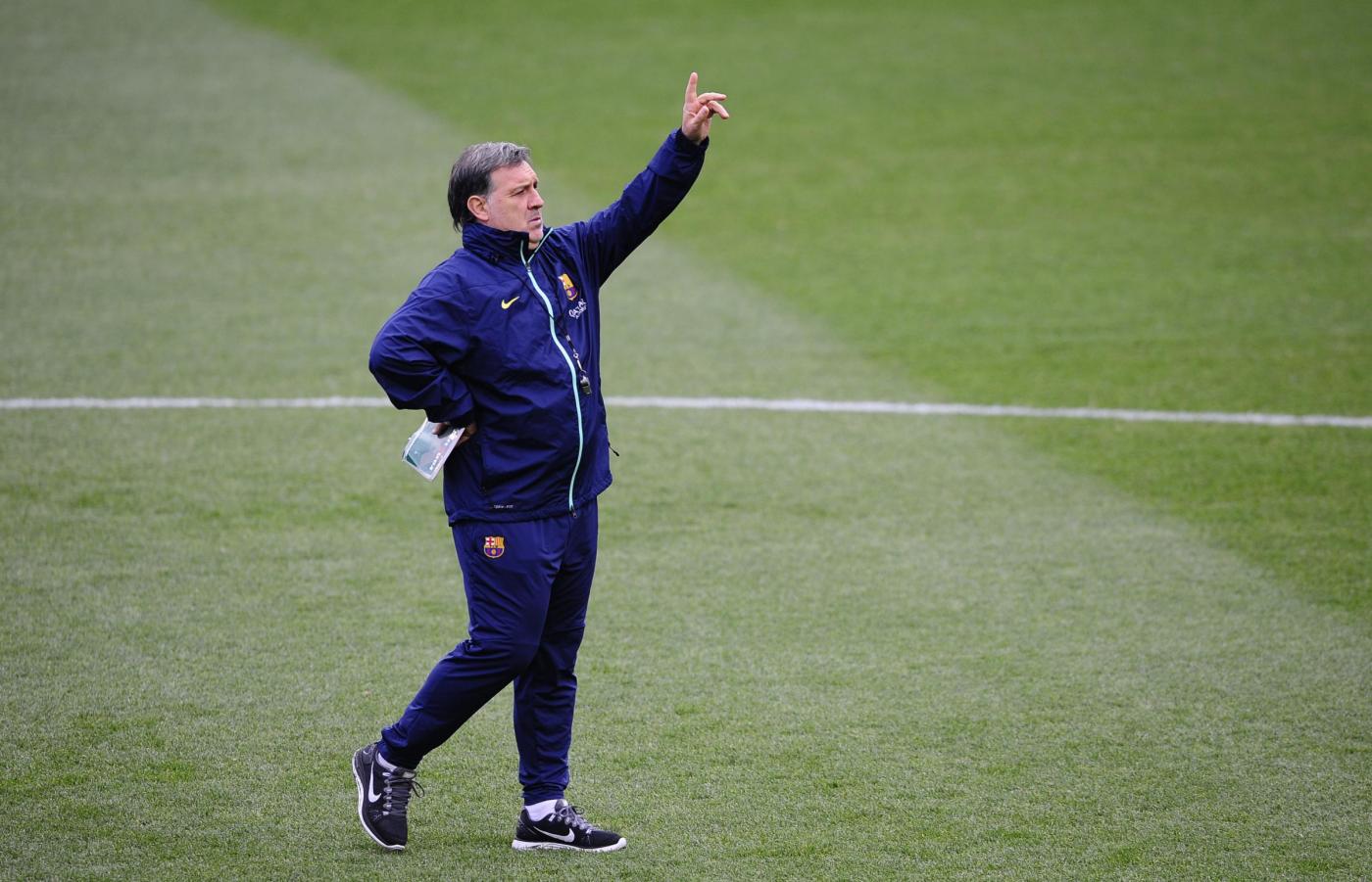 La nazionale argentina è una delle favorite per la vittoria finale del Mondiale. Il C.T. Alejandro Sabella, che ha guidato in modo quasi trionfale i suoi ragazzi a Brasile 2014, sta gestendo molto bene la sua nazionale, anche se le polemiche non mancano soprattutto quando si parla di Carlitos Tevez che Sabella non convoca, forse per volere dello spogliatoio. Secondo gli spagnoli di ‘As’ il presidente della Federcalcio Julio Grondona sta già pensando al successore di Sabella, che lascerà dopo il Mondiale. I candidati sono il ‘Tata’ Martino e Diego Pablo Simeone. Simeone ha rifiutato - Il ‘Cholo’, che ha il carisma giusto per guidare una squadra come quella dell’Argentina, avrebbe rifiutato. Perché Simeone vuole continuare ad allenare squadre di club. Martino, che il Barcellona potrebbe liquidare al termine della stagione, sembra abbia già dato la sua disponibilità. Messi, che lo ha segnalato alla squadra catalana, avrebbe già dato il suo benestare ed a braccia aperte accoglierebbe il nuovo Commissario Tecnico Mascherano, Zabaleta e Aguero, tre calciatori che contano nello spogliatoio dell’albiceleste.