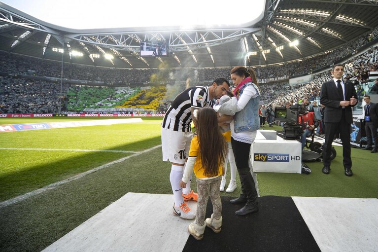 Tevez bacia il figlio appena nato