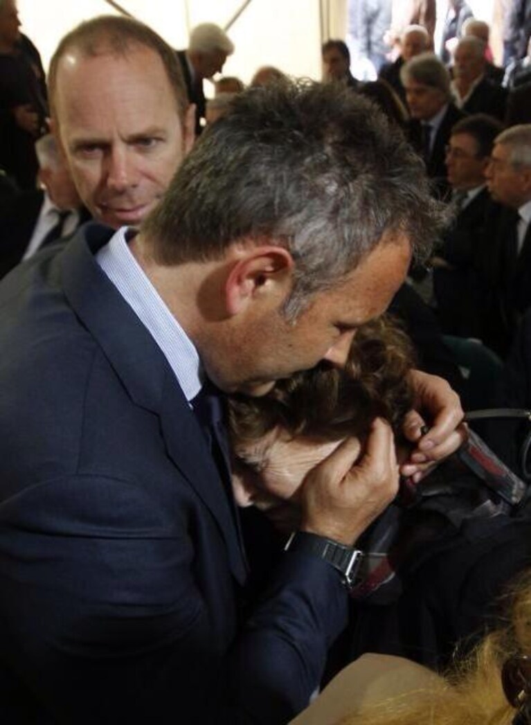 sinisa abbraccia la moglie di boskov