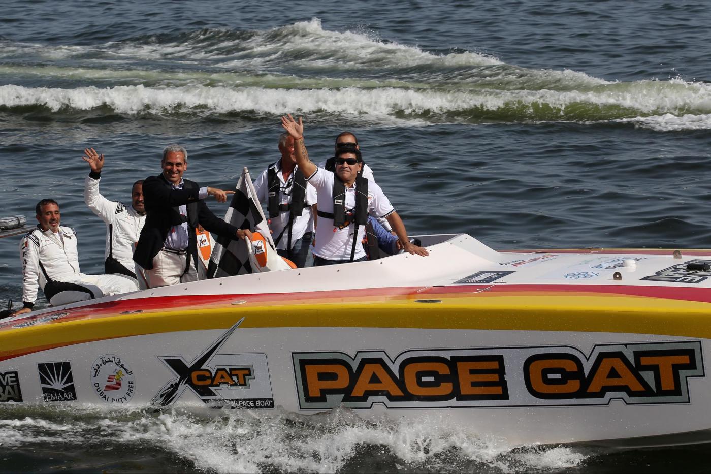 Maradona a Napoli per una gara di offshore (video)