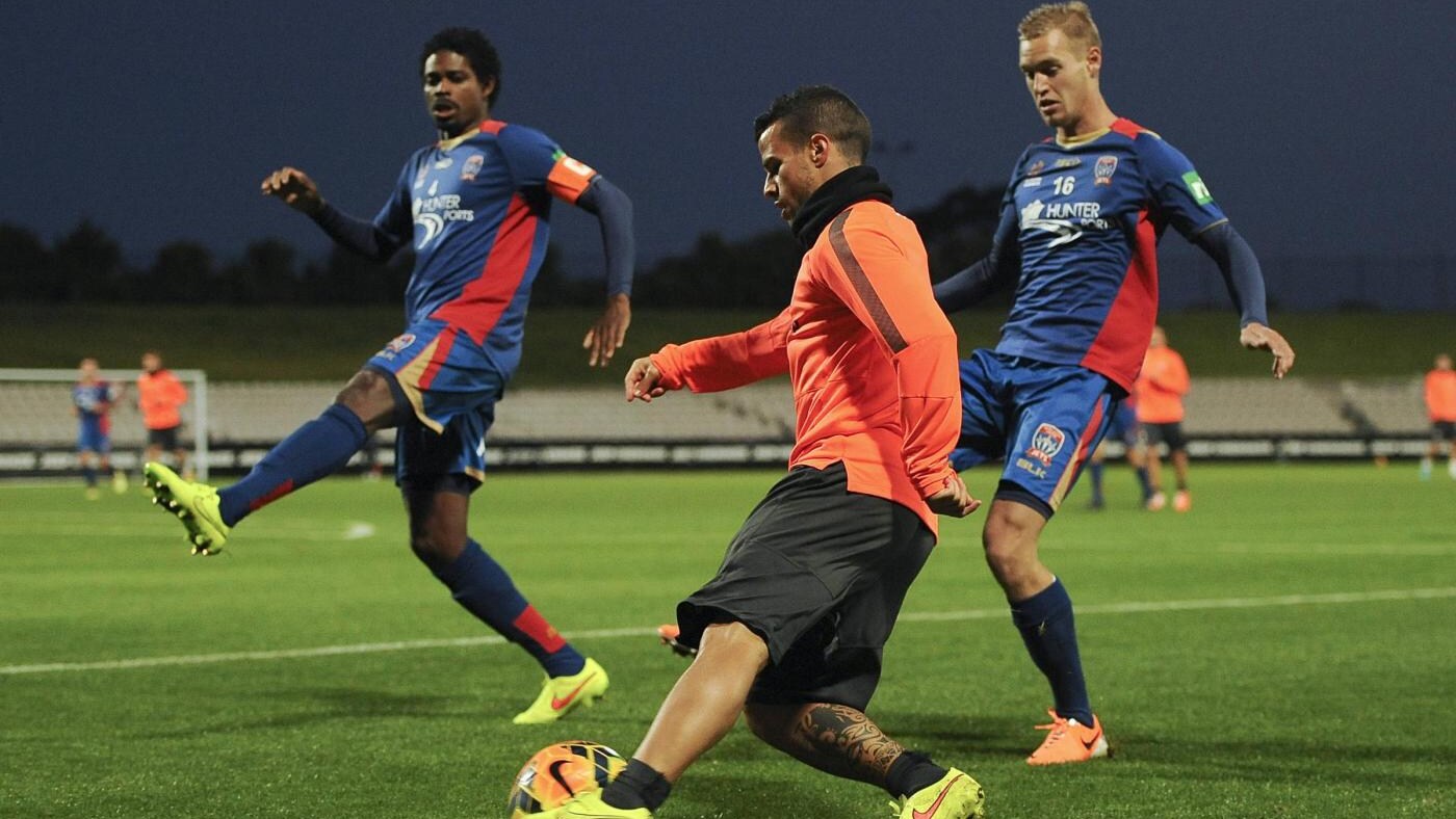 Un gol di Sebastian Giovinco ha deciso l’amichevole tra la Juventus e i Newcastle Jets, che ha chiuso la tournée australiana della squadra Campione d’Italia. Allegri, che pochi giorni fa ha festeggiato il suo quarantasettesimo compleanno, ha fatto giocare in questa partitelllla da settanta minuti i calciatori che avevano giocato meno in queste settimane. Giovinco ha fatto coppia con il giovane Coman, mentre in difesa è tornato titolare Chiellini. Juventus - Newcastle Jets Con questo undici i bianconeri hanno iniziato l’incontro: Storari; Motta, Marrone, Chiellini; Pepe, Pereyra, Padoin, Vitale, Asamoah; Giovinco, Coman. Al 26’ del primo tempo GIovinco con una bella giocata salta l’avversario diretto e con un bel destro supera il portiere avversario. Nel finale della prima frazione Storari, obiettivo di mercato del Sassuolo, con un intervento importante nega il pari alla squadra di casa. Nella ripresa i bianconeri mandano in campo i giovanissimi spagnoli Buenacasa e Blanco, ma nulla accade. Perché i bianconeri non avevano intenzione di forzare. Juve: direzione Singapore Dopo aver giocato in Indonesia, dove i bianconeri contro una selezione locale hanno vinto per 8 - 1, e dopo aver sfidato per la prima volta Alessandro Del Piero, capitano delle Superstar dell’A-League - quel match è finito 3-2 decisivi i gol nel finale di Pogba e Pepe - i Campioni d’Italia voleranno a Singapore dove sabato disputeranno l’ultima amichevole della tournée asiatica. Al ritorno in Italia Marotta riprenderà a lavorare sul mercato. Perché la Juventus deve acquistare ancora un altro attaccante e un altro difensore centrale. Inoltre Allegri potrebbe aver bisogno di un altro portiere, nel caso Storari decidesse di accettare la corte del Sassuolo. E naturalmente Marotta dovrà provare a respingere le offerte del Manchester United per Vidal.