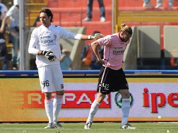 Balzaretti viene consolato da Sirigu