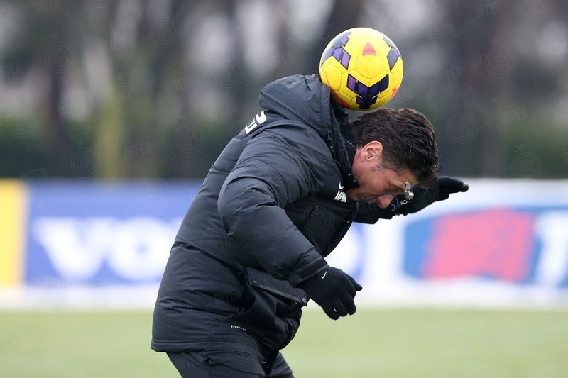 il-tecnico-blocca-il-pallone-sulla-nuca