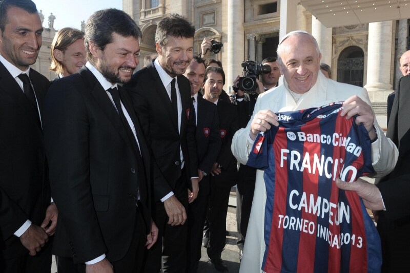 la-divisa-personalizzata-per-il-papa