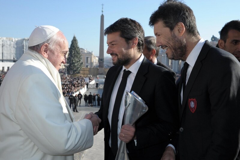 la-stretta-di-mano-con-il-pontefice