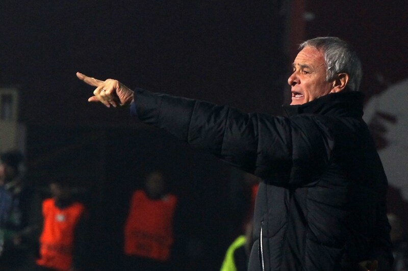 Ranieri dà le indicazioni ai suoi giocatori
