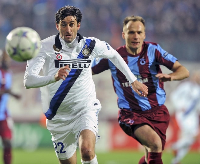 Milito all\'inseguimento del pallone