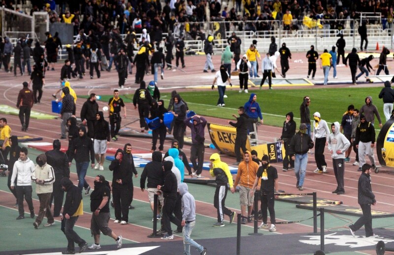 armati-di-mazze-e-sediolini-i-facinorosi-tentano-di-assalire-i-calciatori